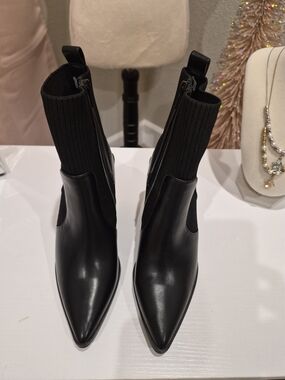 Wild Pair Black Pointed Toe Stretch Shaft Ankle Booties